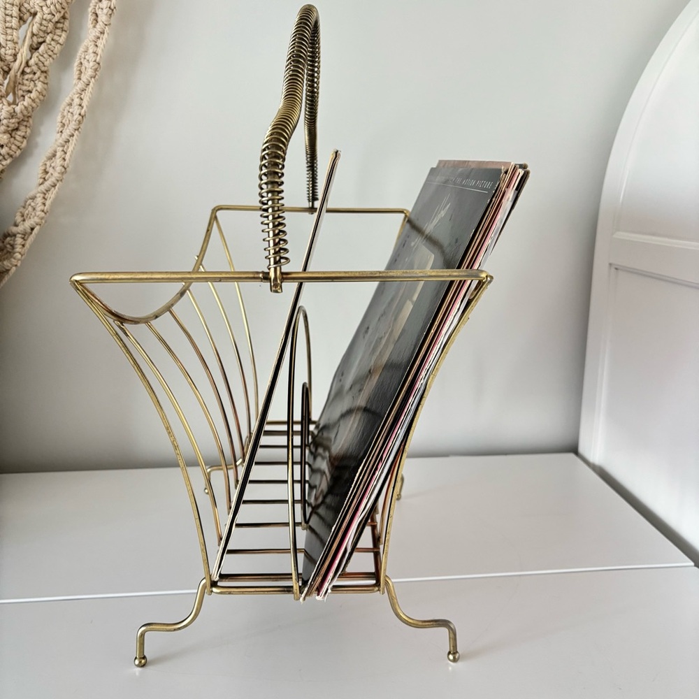 Mid-Century Modern (MCM) Atomic style magazine rack gold-toned spiral handle. - Picture 4 of 12